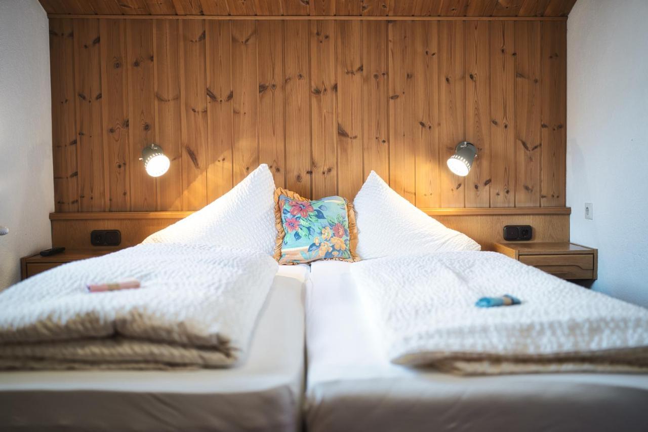 Hotel Pension Der Steinbock - Das 300 Jahre Alte Bauernhaus - Tirol Sankt Anton am Arlberg Esterno foto