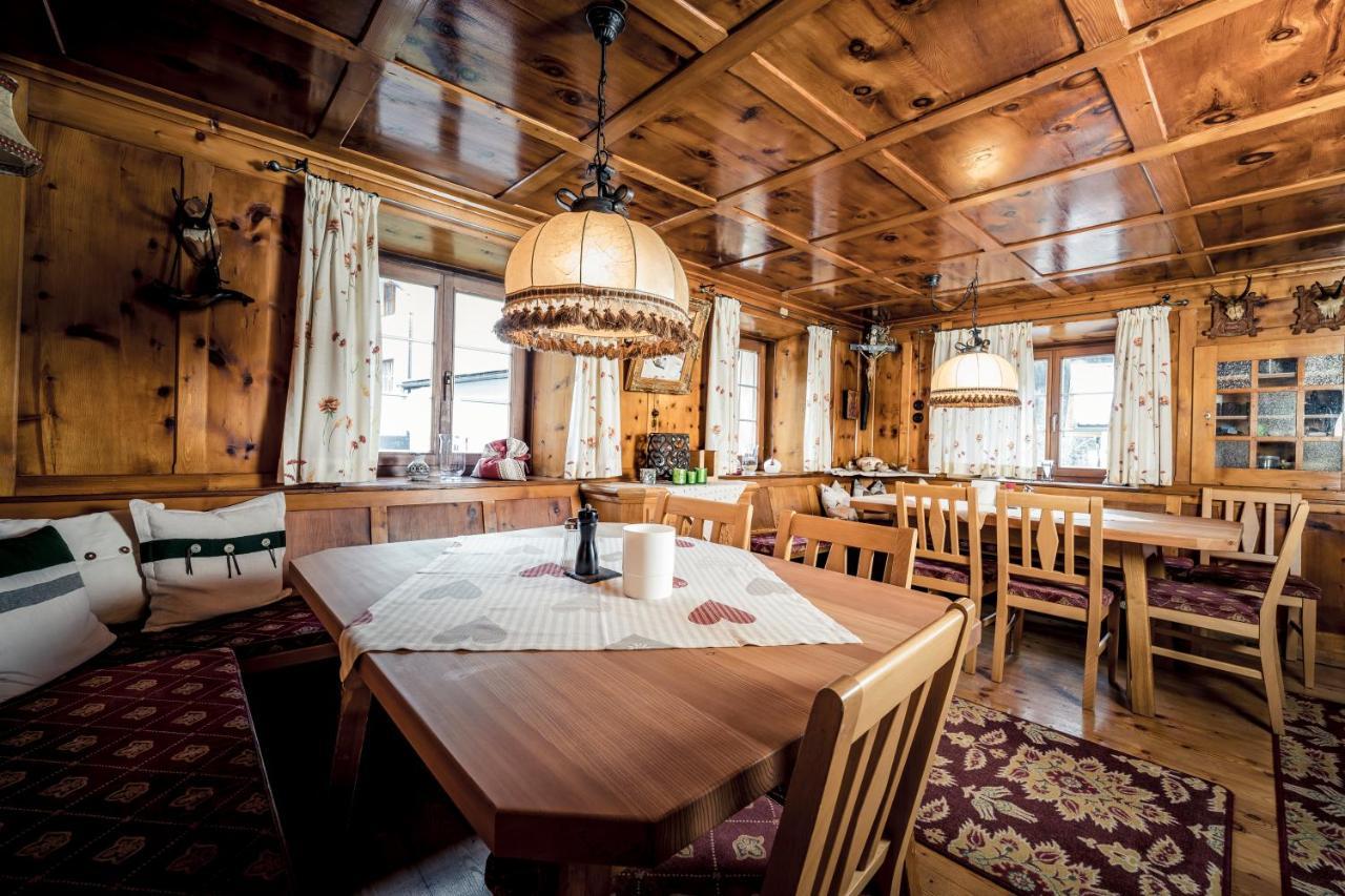 Hotel Pension Der Steinbock - Das 300 Jahre Alte Bauernhaus - Tirol Sankt Anton am Arlberg Esterno foto