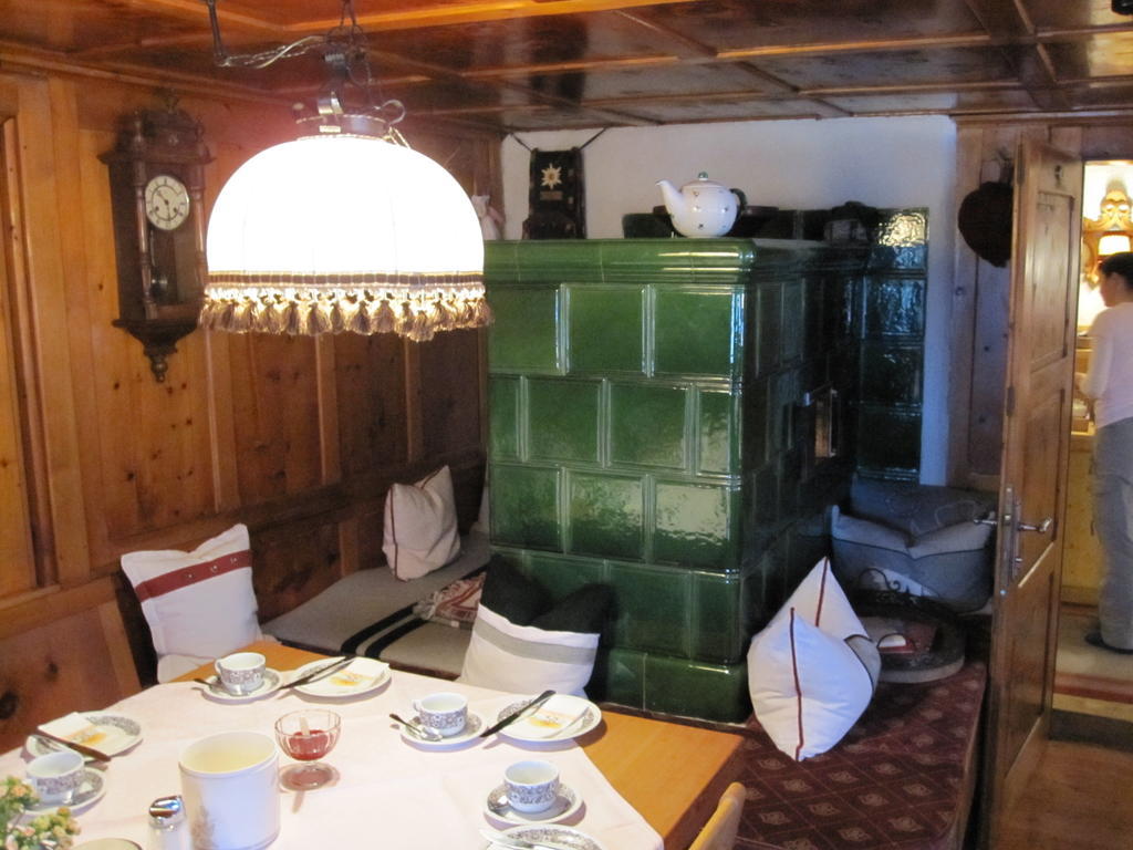 Hotel Pension Der Steinbock - Das 300 Jahre Alte Bauernhaus - Tirol Sankt Anton am Arlberg Esterno foto